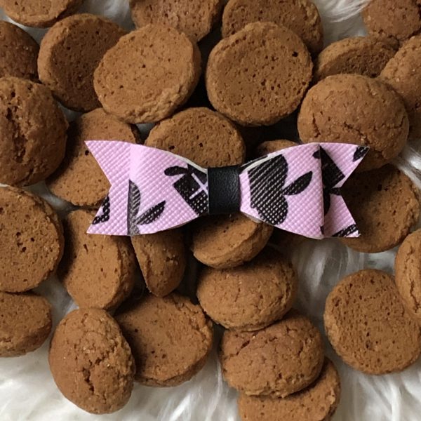 Strik van imitatieleer (mini) lichtroze met zwart sinterklaas printje
