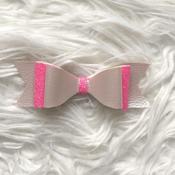 Strik (dubbel) van imitatieleer op alligatorknipje (middel) beige met neon roze glitter