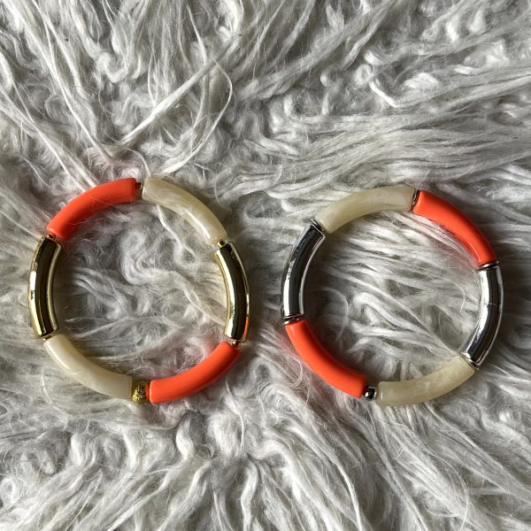 Tube armband oranje/crème (met zilver -/of goudkleur)